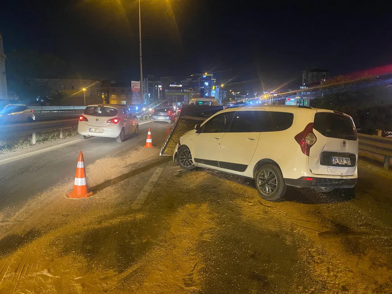 Pendik'te makas atma yüzünden 6 araç birbirine girdi: Biri çocuk çok sayıda yaralı