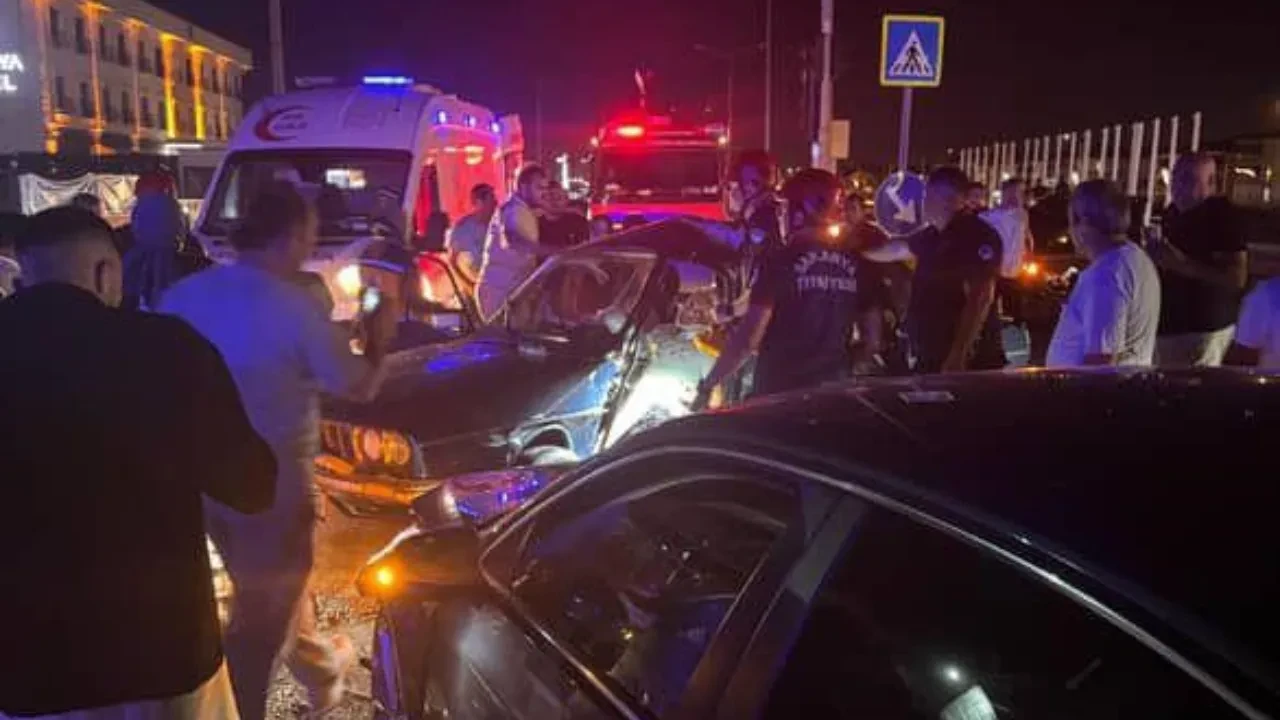 Sakarya'da feci kaza! İki otomobil çarpıştı: 1'i ağır 5 yaralı