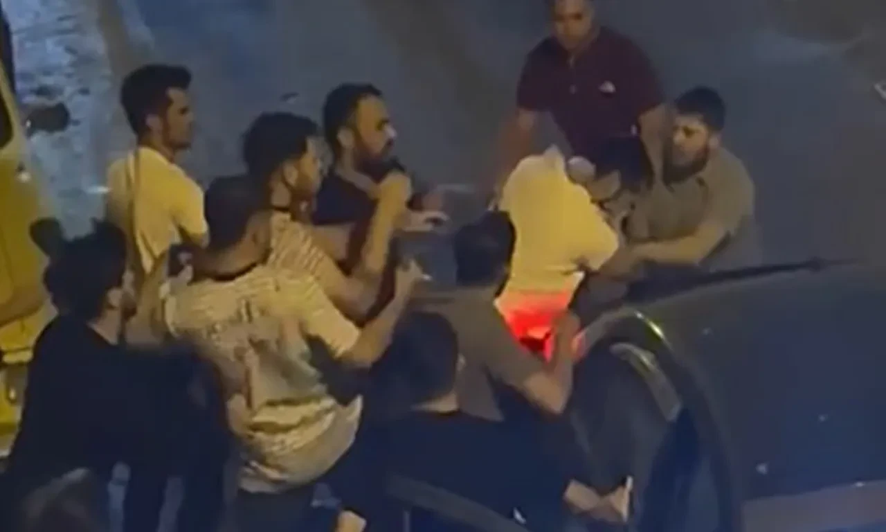 Sokak ortasında korku dolu anlar! Eşinin yanında meydan dayağı attılar