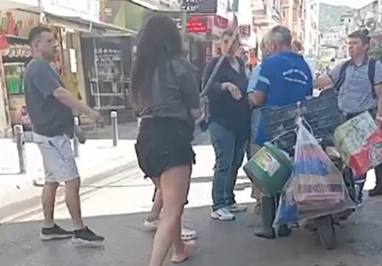 Sokak ortasında korku dolu anlar! Eşinin yanında meydan dayağı attılar