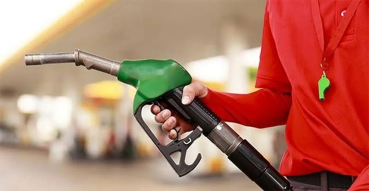 Benzin ve motorine büyük indirim geliyor! Akaryakıt istasyonlarında kuyruk olacak