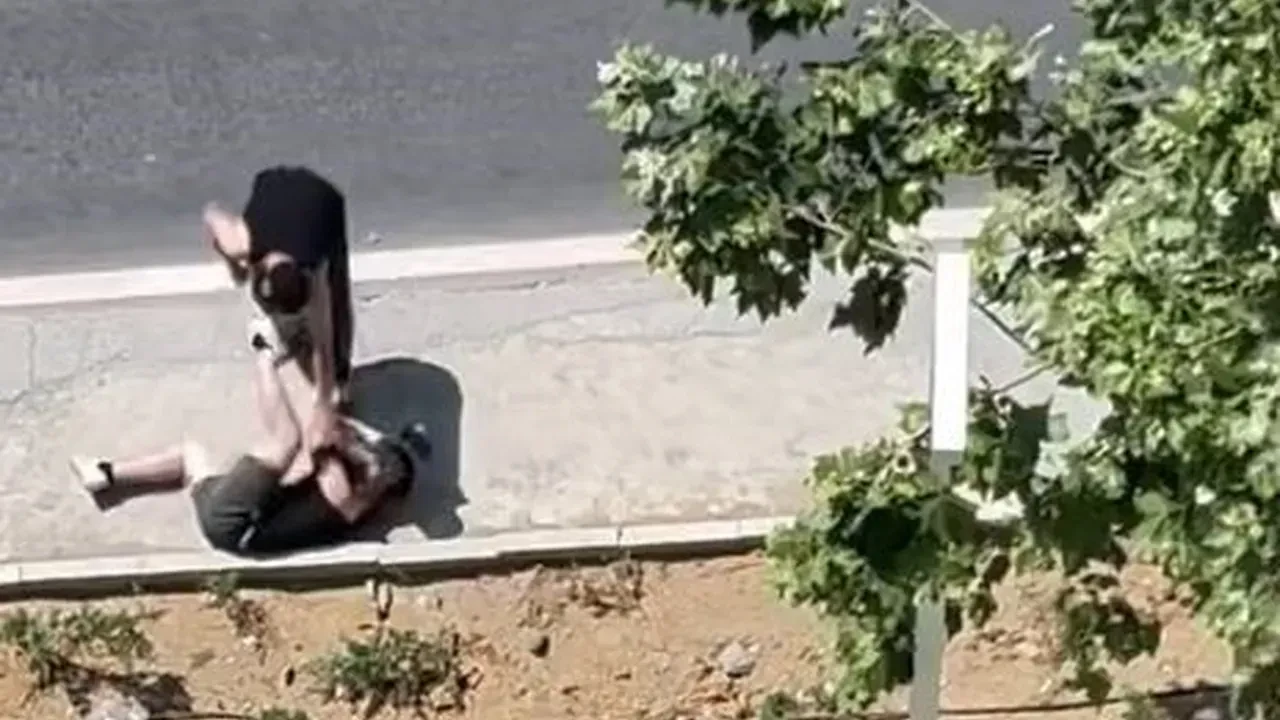 Cadde ortasında dehşet! 2 çocuğu tekme tokat dövdü