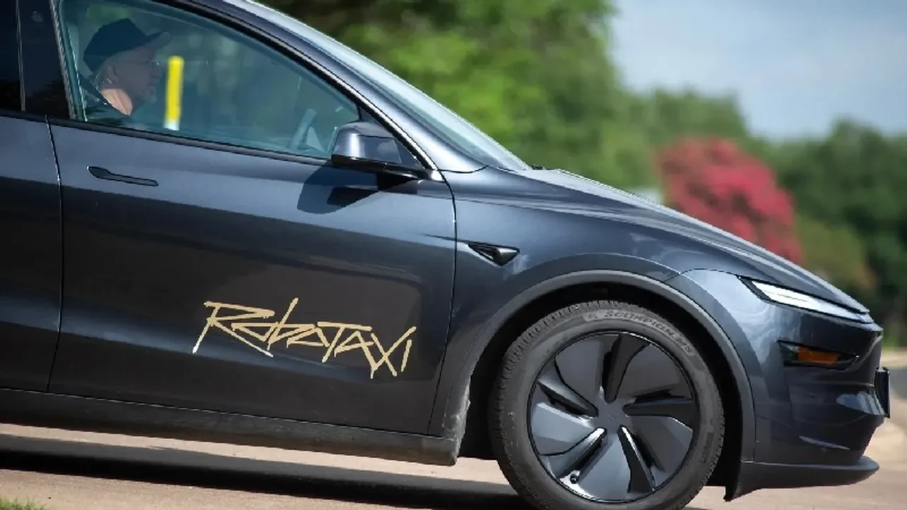 Elon Musk için hayal kırıklığı! Robotaxi bekleneni veremedi: Hız sınırını aştı, yanlış şeride girdi