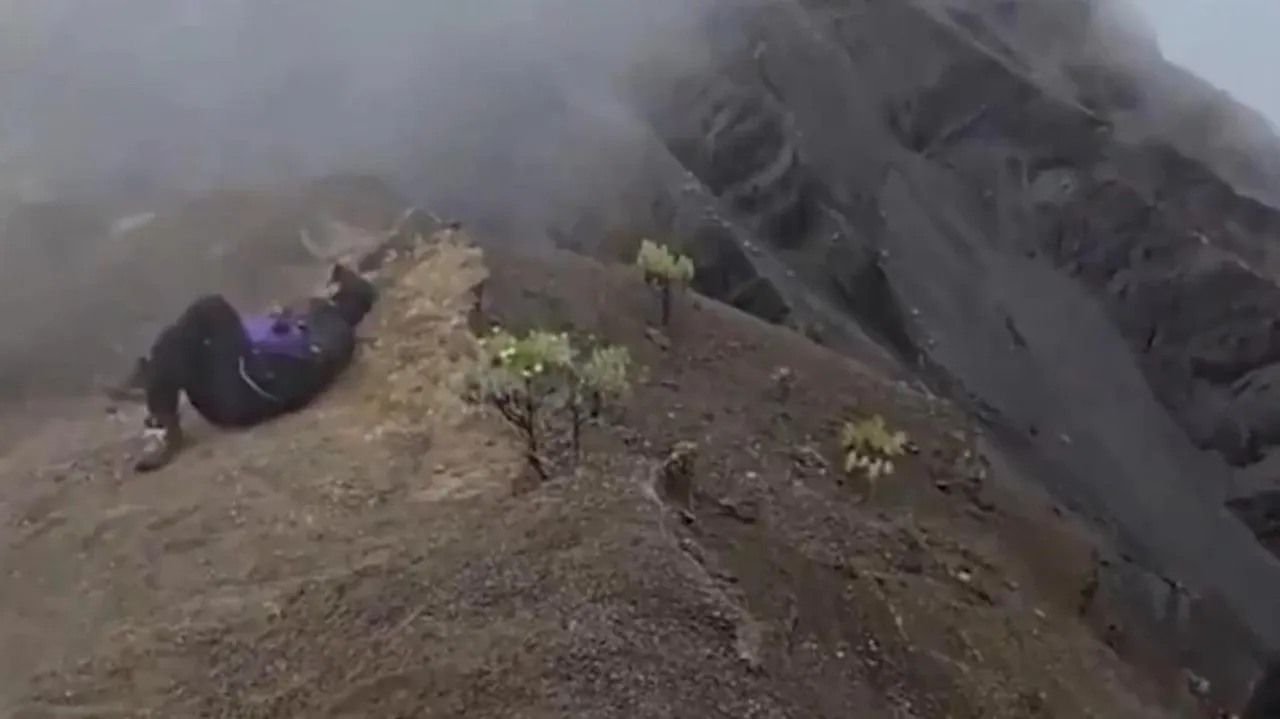 Endonezya'da yanardağın içine düşen turistten acı haber: 4 gündür aranıyordu