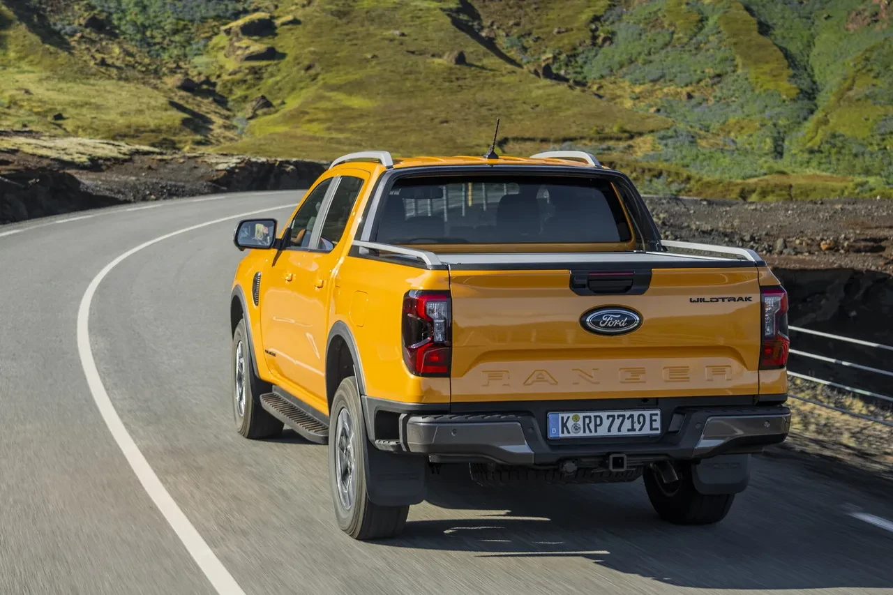 İlk hibrit pick-up tarihe geçti! Arazide canavar ama tek kusuru var