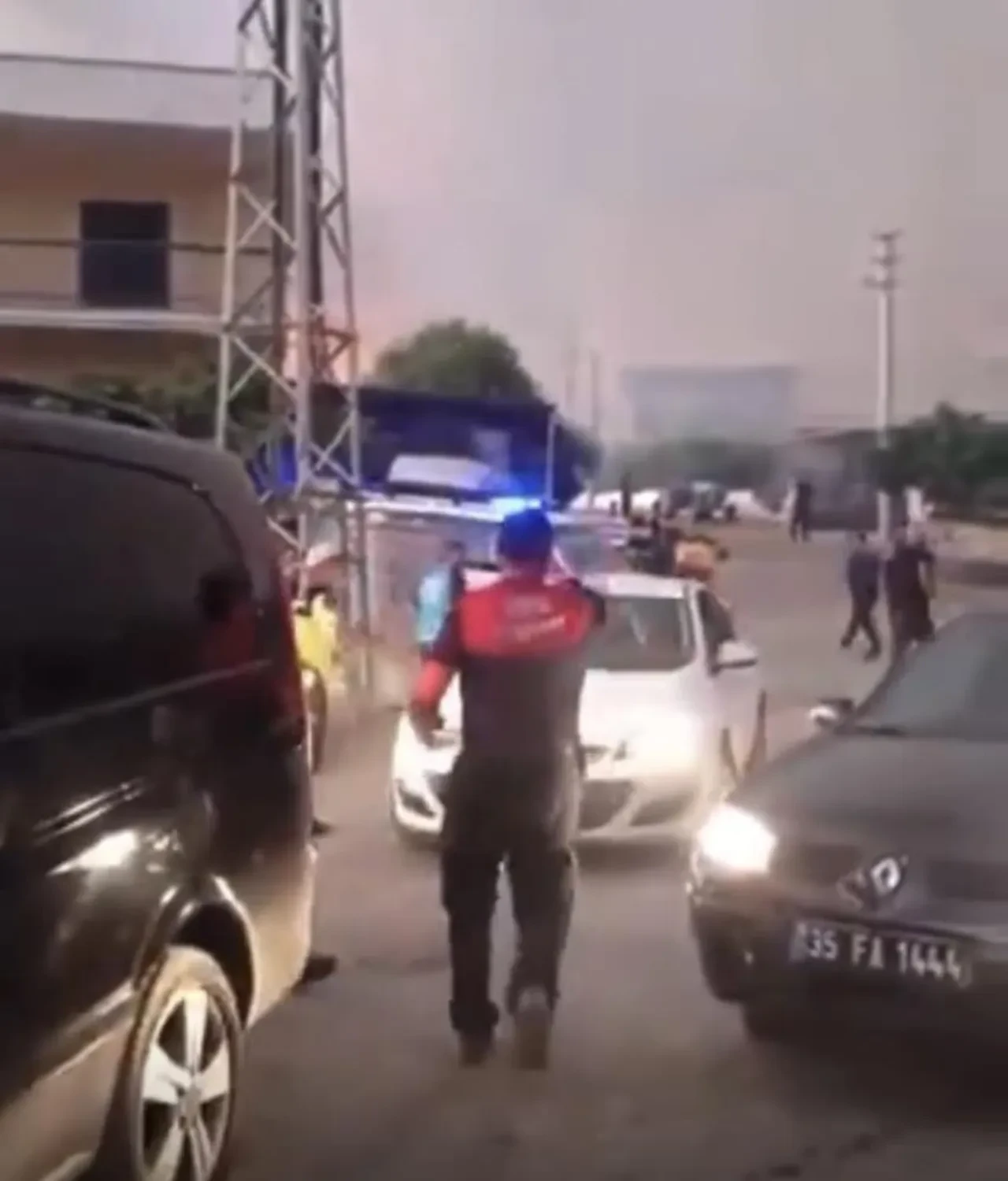 İzmir'de korkutan yangın: Evler tahliye edildi