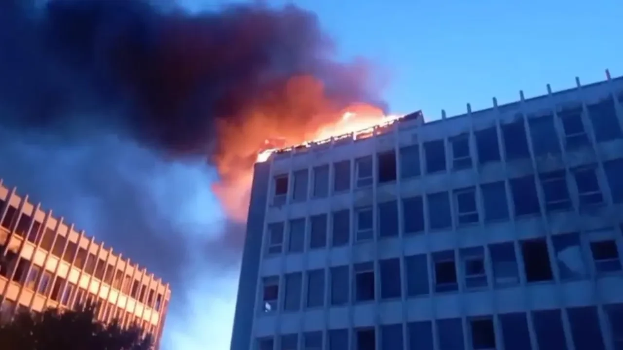 Kartal'da eski kolej binasında korkutan yangın