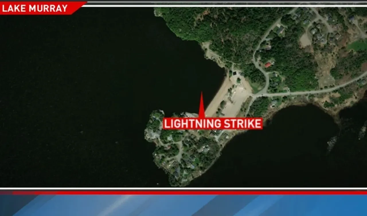 Rastgele geçen bir fırtına bulutu dehşeti yaşattı! Plaja yıldırım düştü: 20 kişi yaralandı