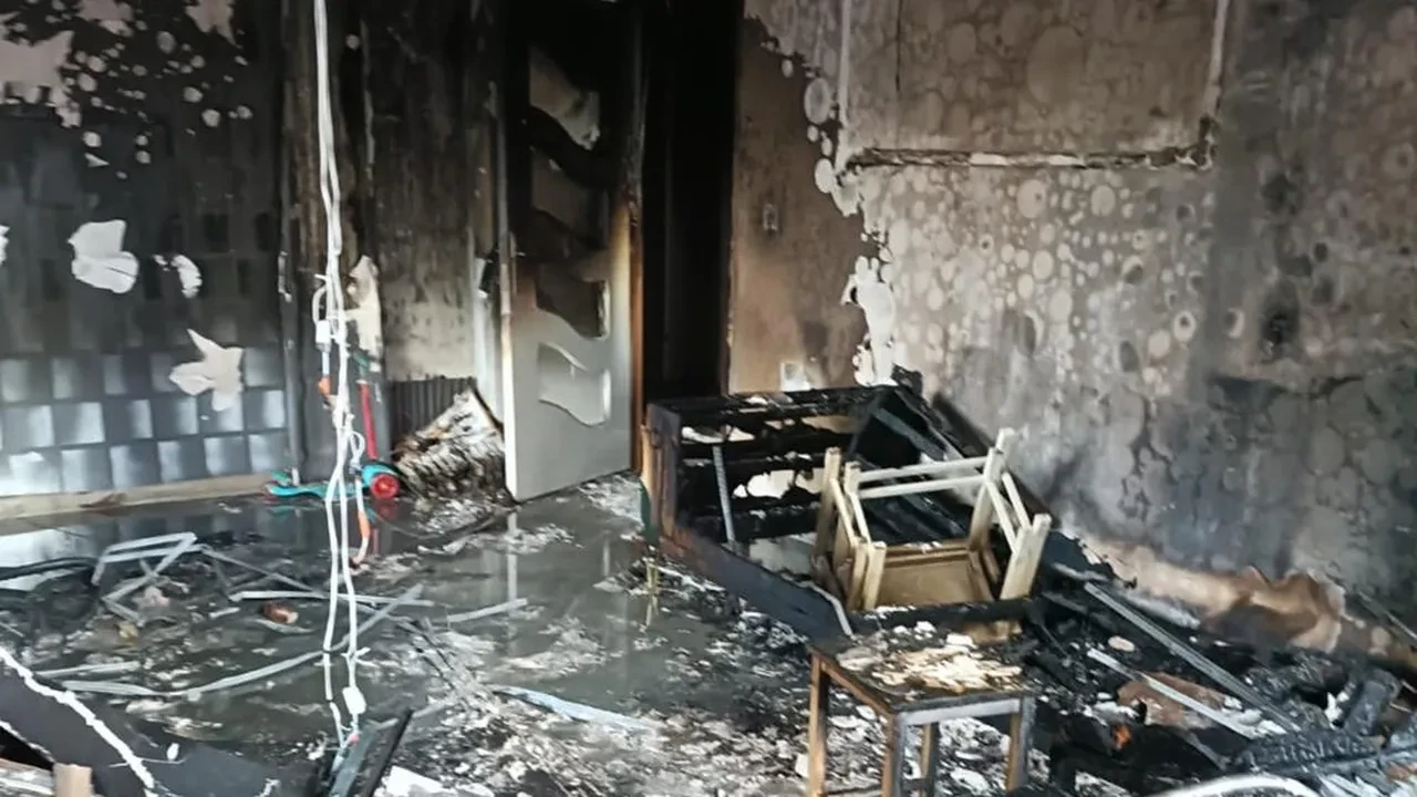 Şarjdaki telefon bomba gibi patladı! Ev kül oldu: 8 kişi...