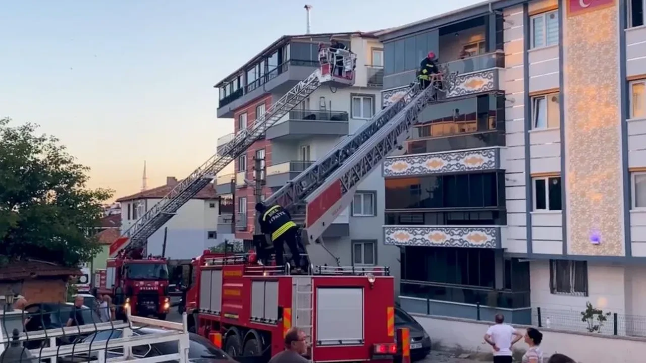 Şarjdaki telefon bomba gibi patladı! Ev kül oldu: 8 kişi...