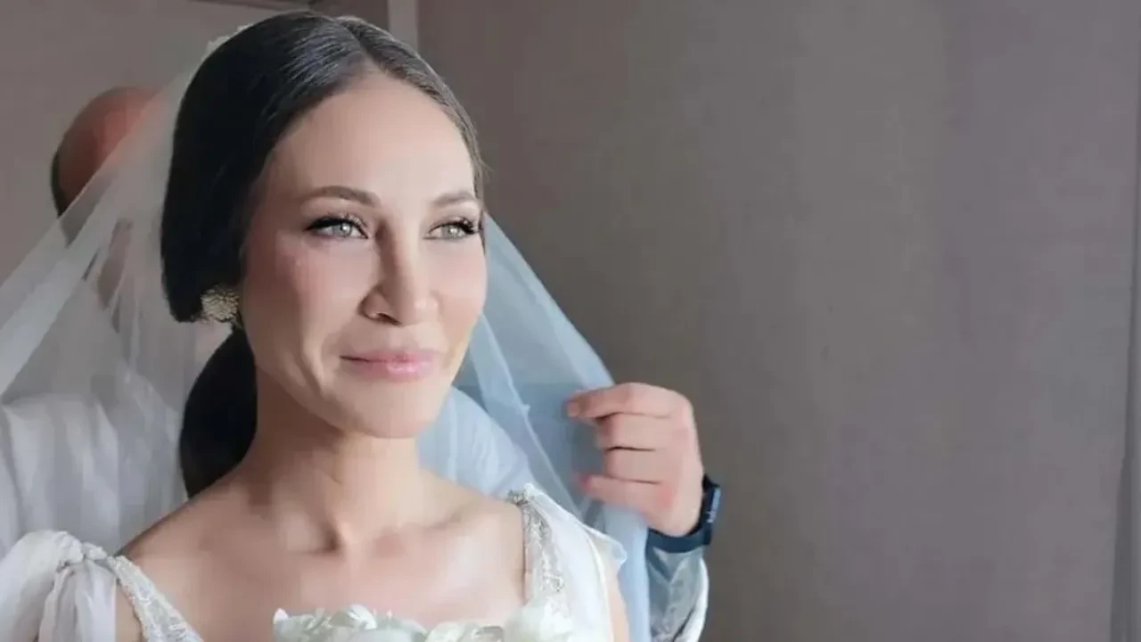 Serdar Orçin ile evlenen Ece Dizdar, gelinliğini ünlü oyuncunun hediye ettiğini açıkladı 