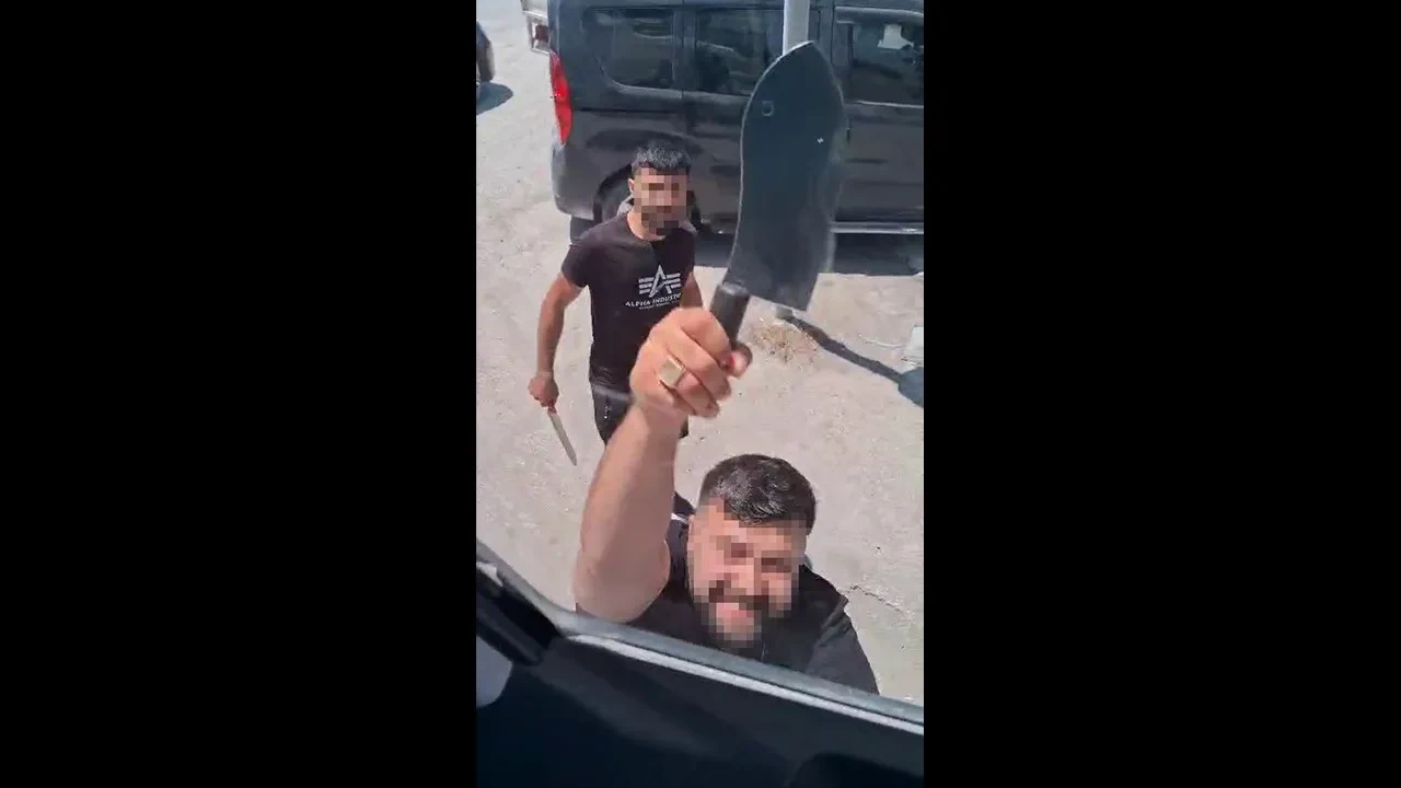 Trafikte dehşet! Yol verme tartışmasında satırla saldırdı