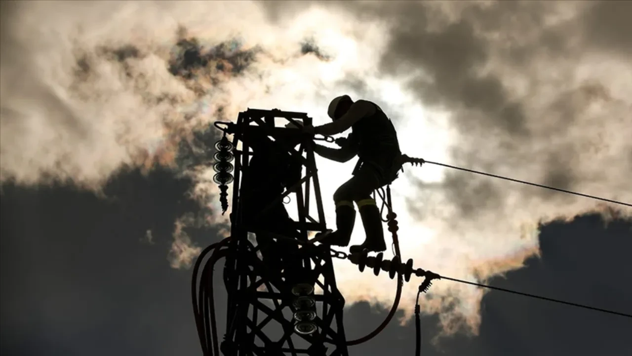 İstanbul'da saatler süren elektrik kesintisi! Elektrikler ne zaman gelecek?