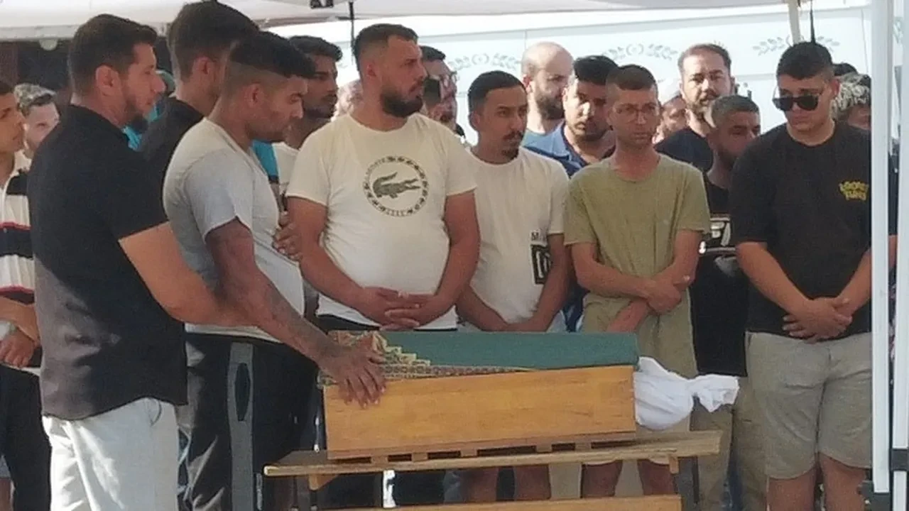 5 tabutun başında bir baba! Ailesini ebediyete uğurladı