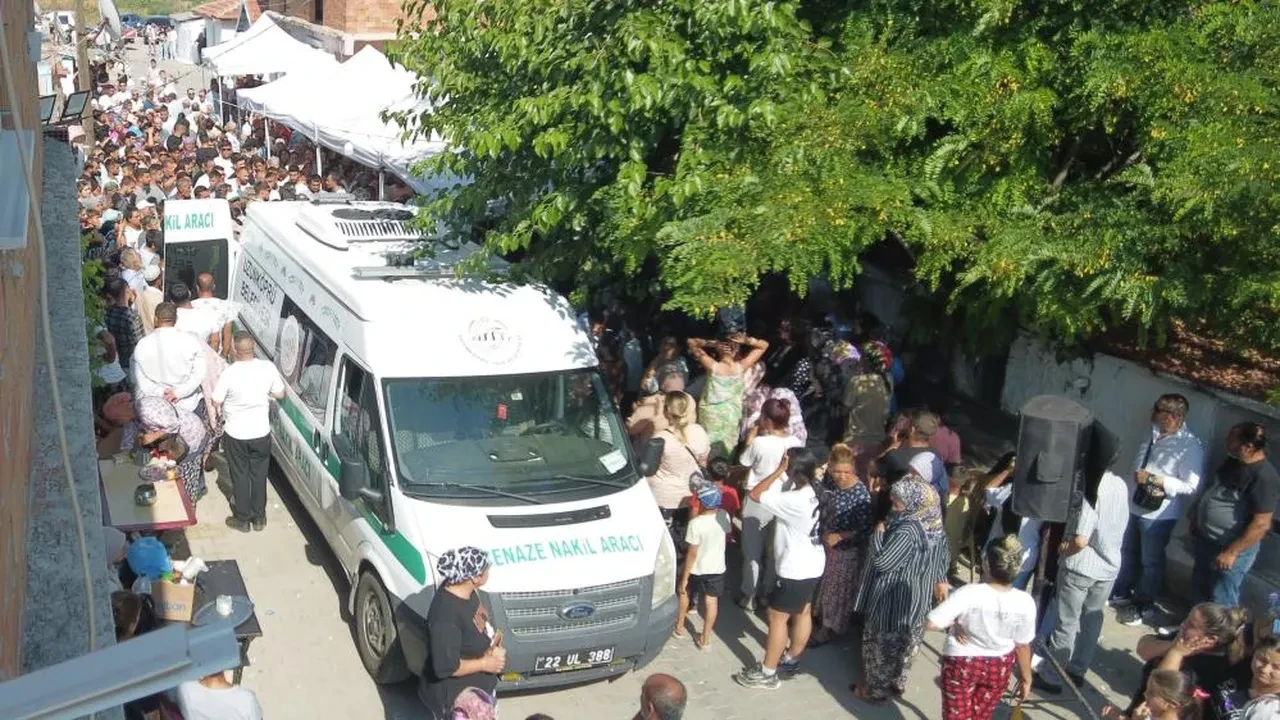 5 tabutun başında bir baba! Ailesini ebediyete uğurladı