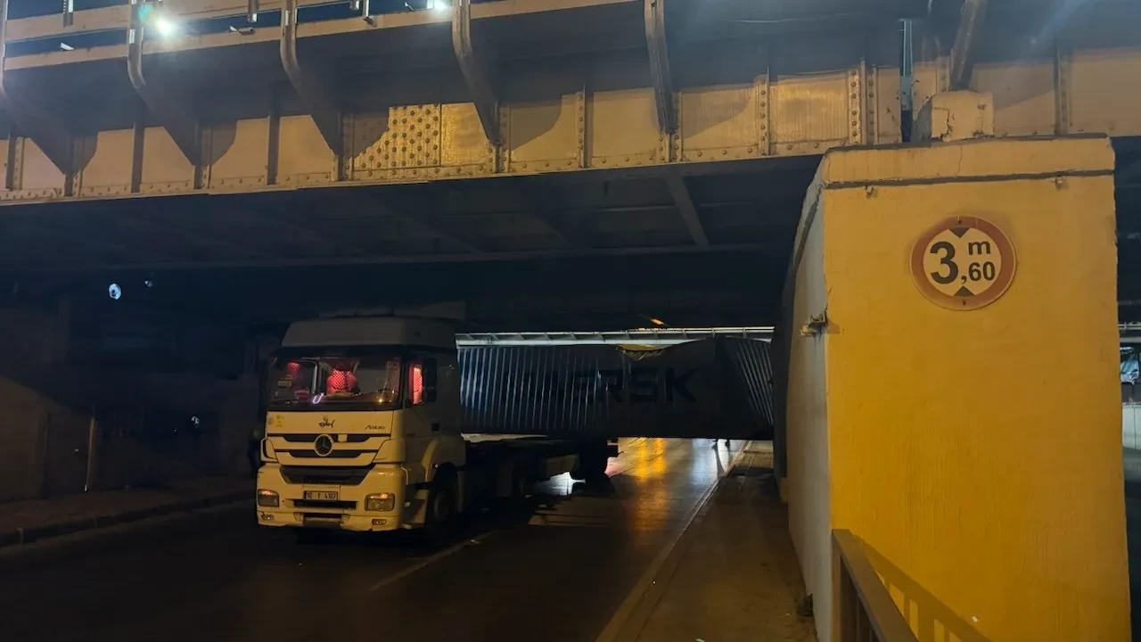 Aksaray'da tır alt geçide takıldı, yol ulaşıma kapandı