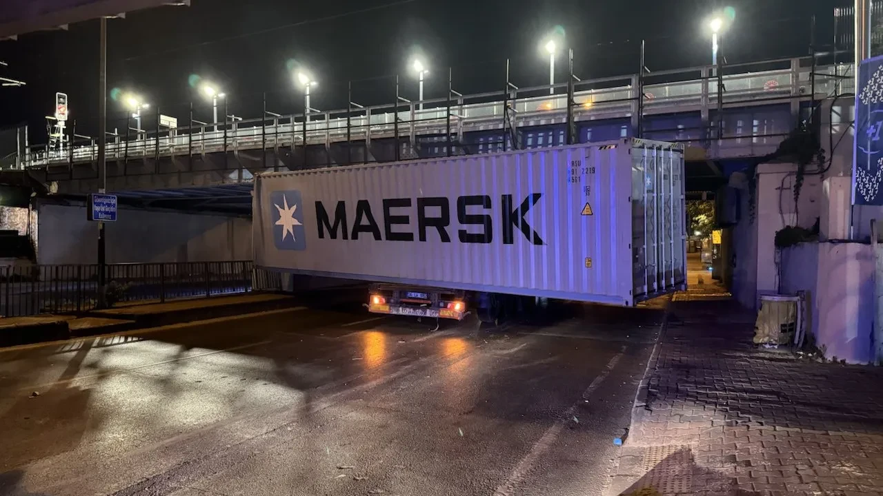 Aksaray'da tır alt geçide takıldı, yol ulaşıma kapandı