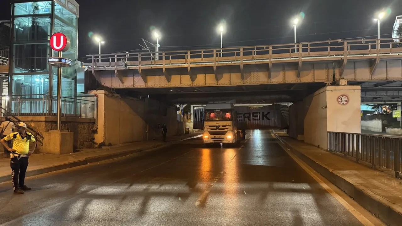 Aksaray'da tır alt geçide takıldı, yol ulaşıma kapandı