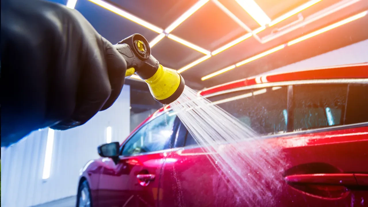 Araba yıkamada yapılan bu hata boyaya zımpara etkisi yapıyor!