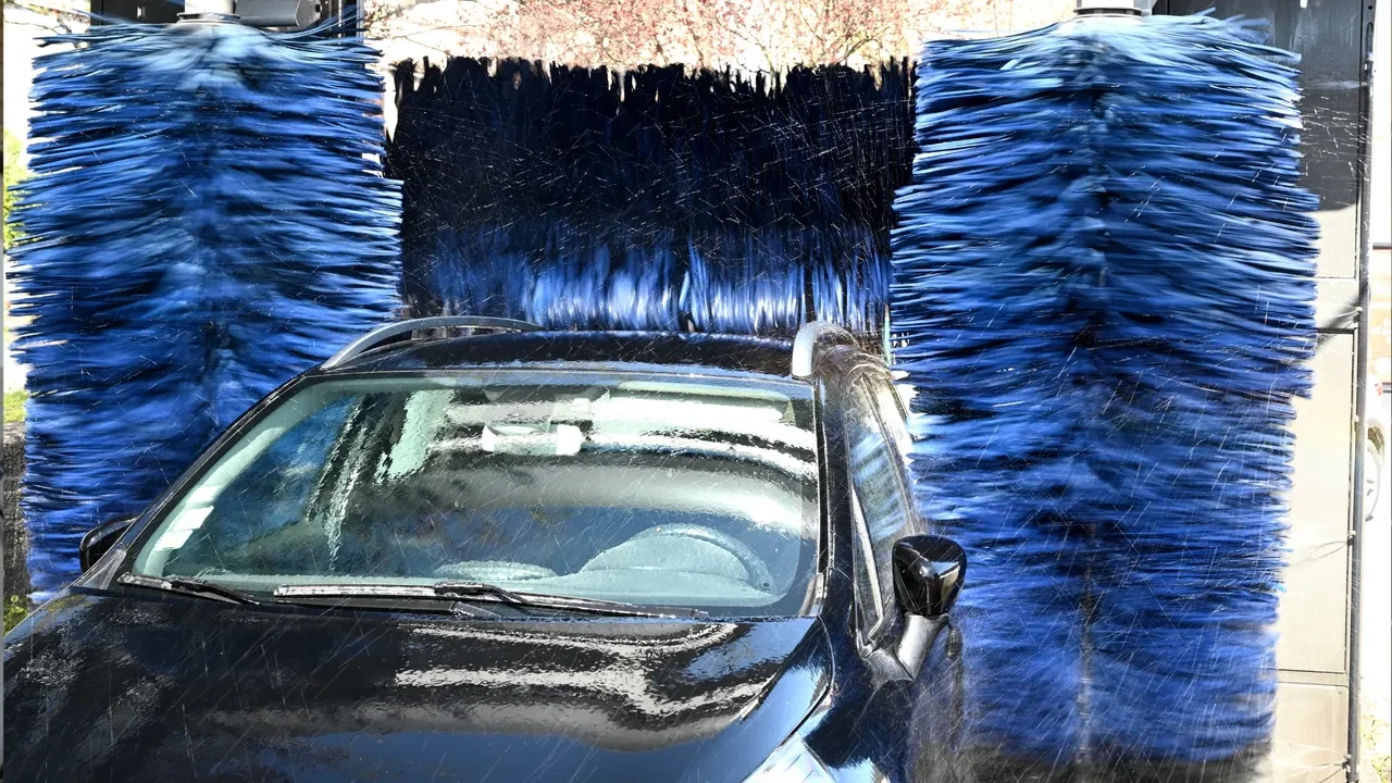 Araba yıkamada yapılan bu hata boyaya zımpara etkisi yapıyor!