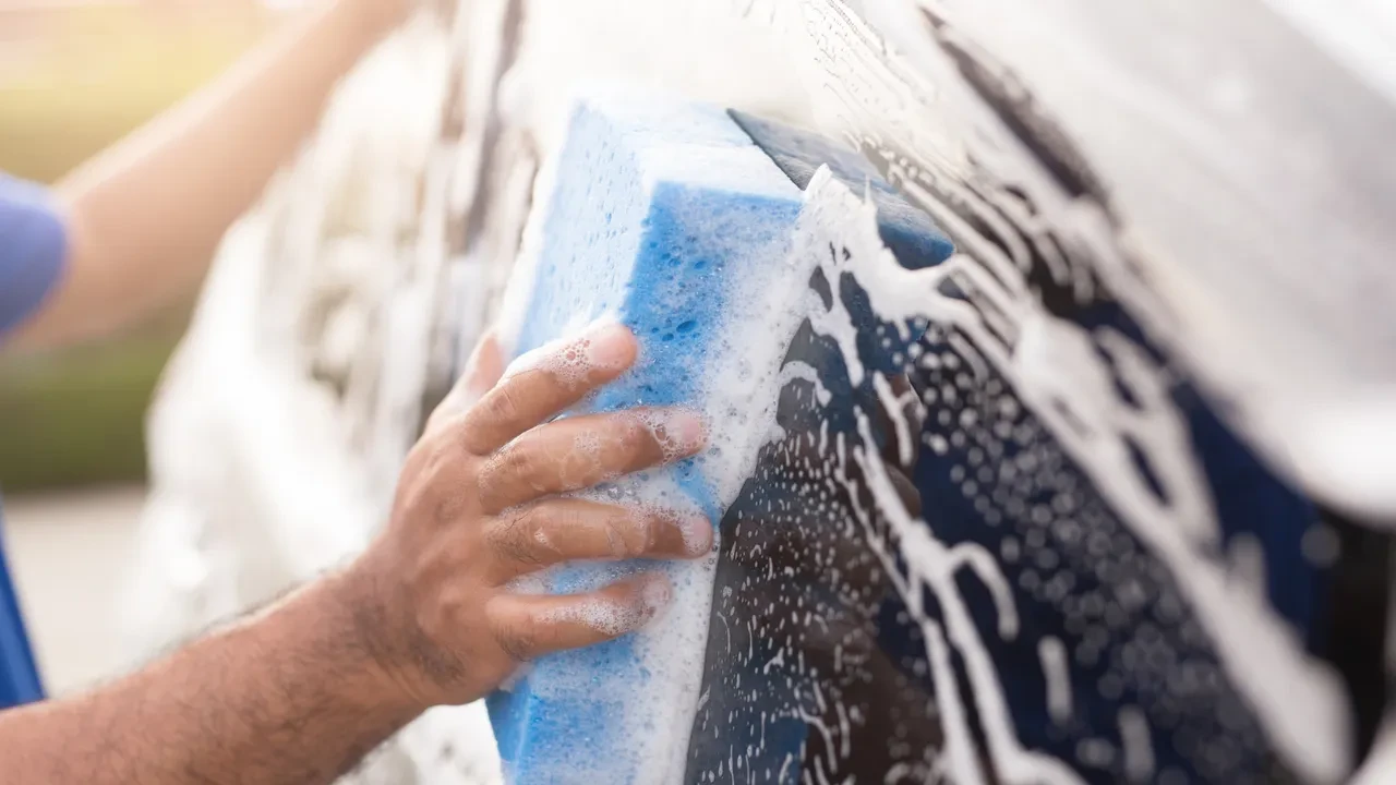 Araba yıkamada yapılan bu hata boyaya zımpara etkisi yapıyor!