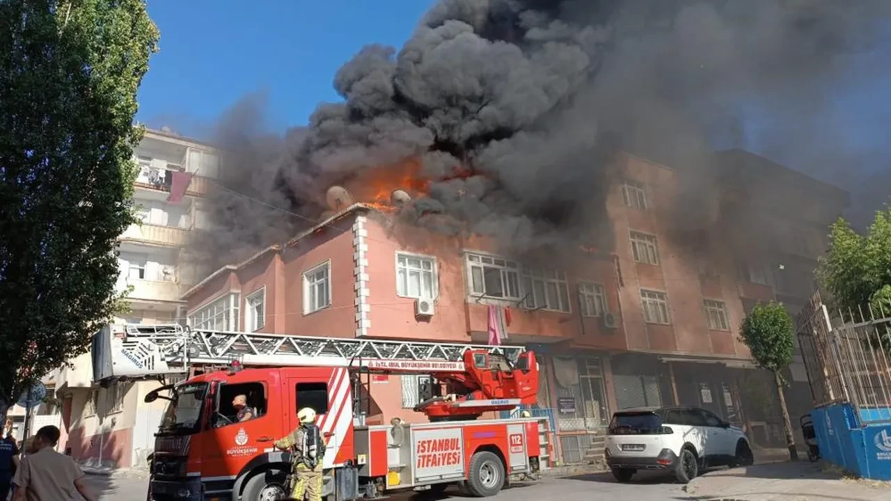 Bağcılar'da yangın paniği: Alevler yan binayı sardı!