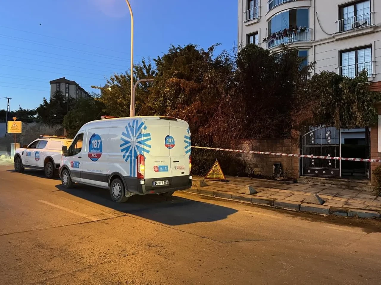 Başakşehir'de elektrik kablolarında yangın paniği: Doğalgaz kutusuna sıçradı!