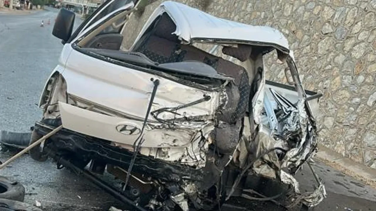 Bursa'da feci kaza! Tır ile çarpışan kamyonet adeta yok oldu