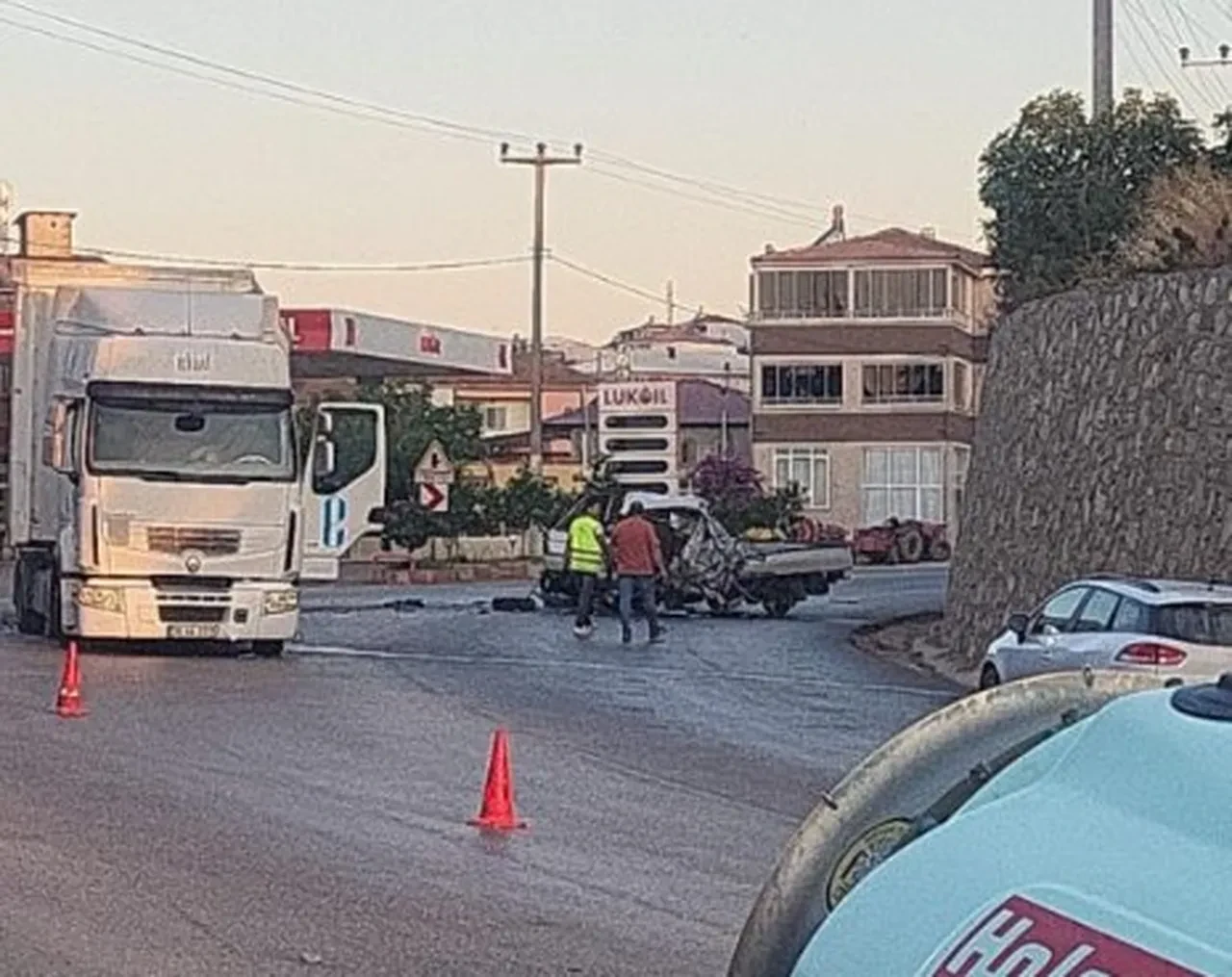 Bursa'da feci kaza! Tır ile çarpışan kamyonet adeta yok oldu