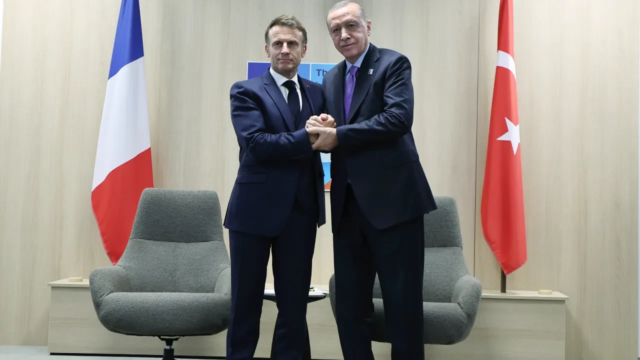 Erdoğan ve Macron görüşmesinde iki liderin tokalaşması yine gündem oldu