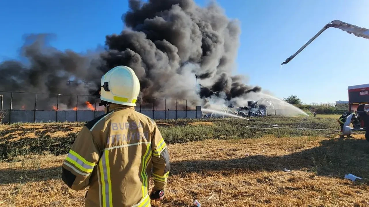 Fabrika yanarken fark ettikleri ayrıntı hemen harekete geçirdi! Kahramanlardan alkışlanacak hamle