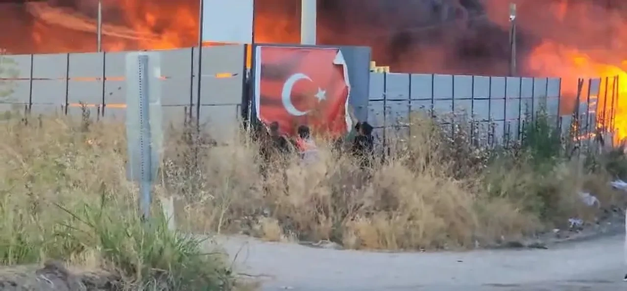 Fabrika yanarken fark ettikleri ayrıntı hemen harekete geçirdi! Kahramanlardan alkışlanacak hamle