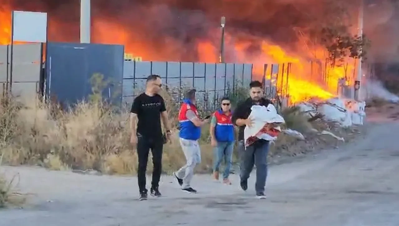 Fabrika yanarken fark ettikleri ayrıntı hemen harekete geçirdi! Kahramanlardan alkışlanacak hamle