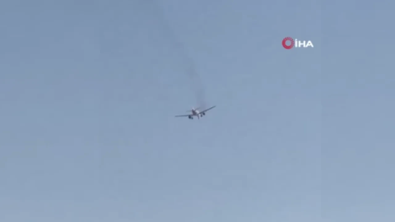 Havada şiddetli patlama sesleri! Yolcu uçağından dumanlar yükseldi