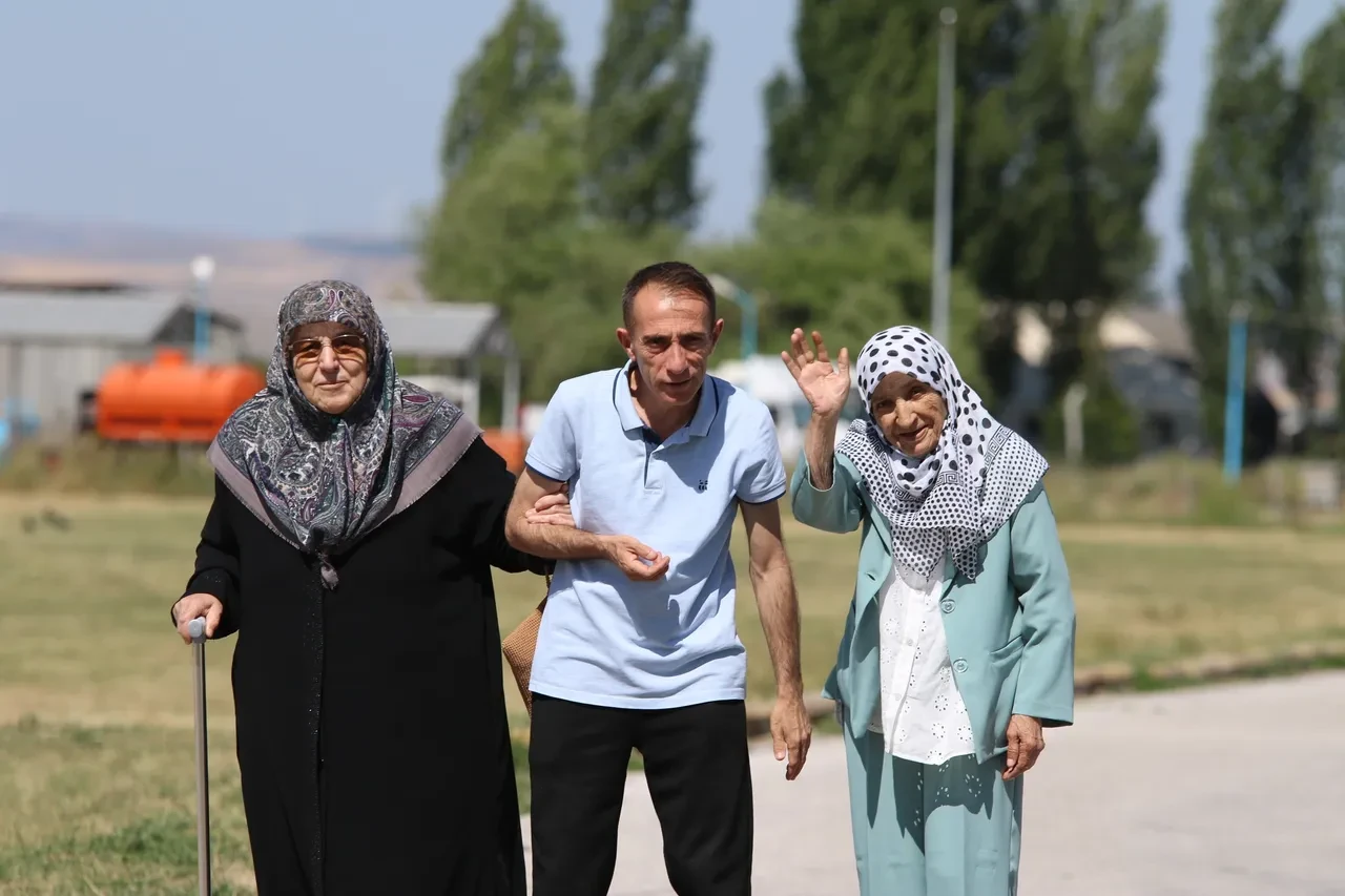 Hayallerin gerçeğe dönüştüğü an! 83 yaşında 700 metre yükseğe çıktı