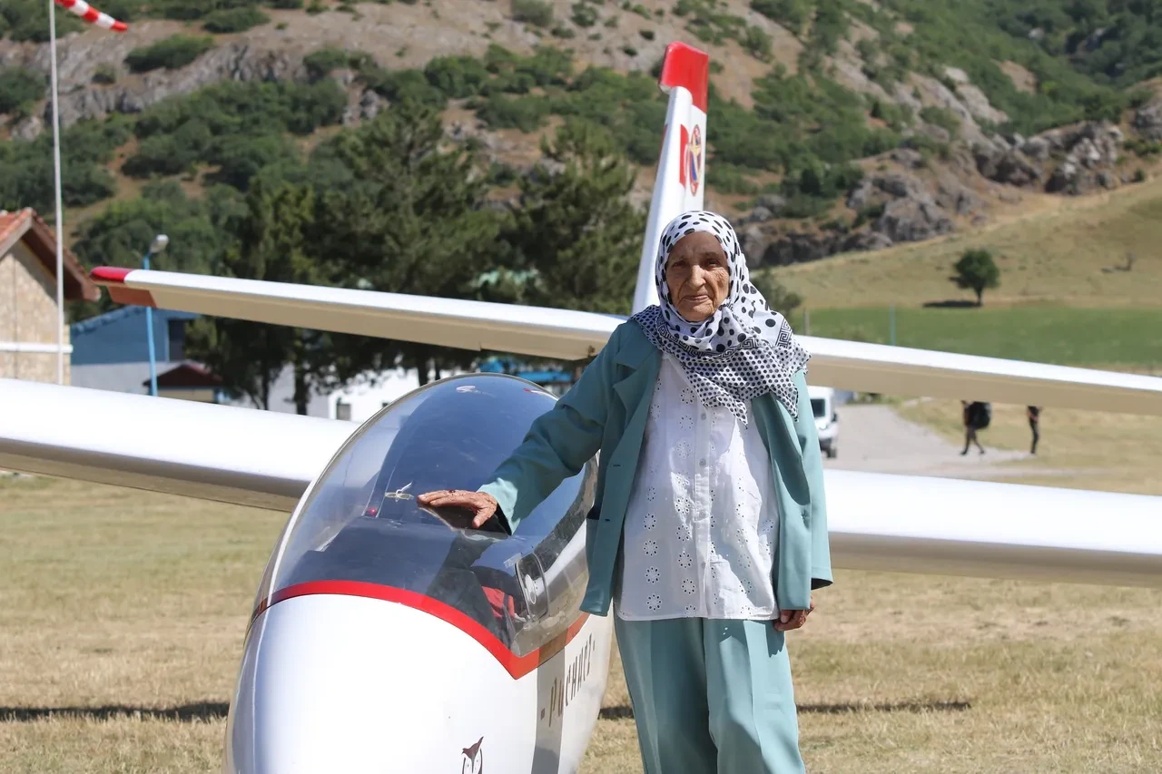 Hayallerin gerçeğe dönüştüğü an! 83 yaşında 700 metre yükseğe çıktı