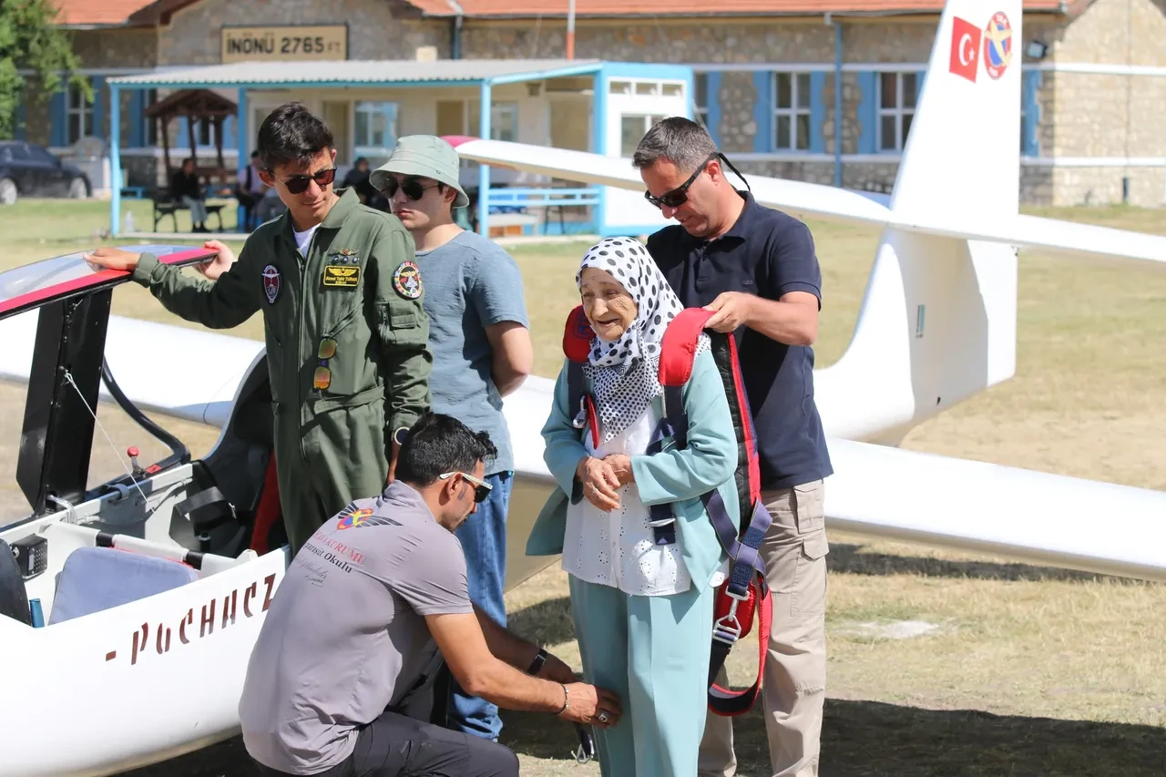 Hayallerin gerçeğe dönüştüğü an! 83 yaşında 700 metre yükseğe çıktı