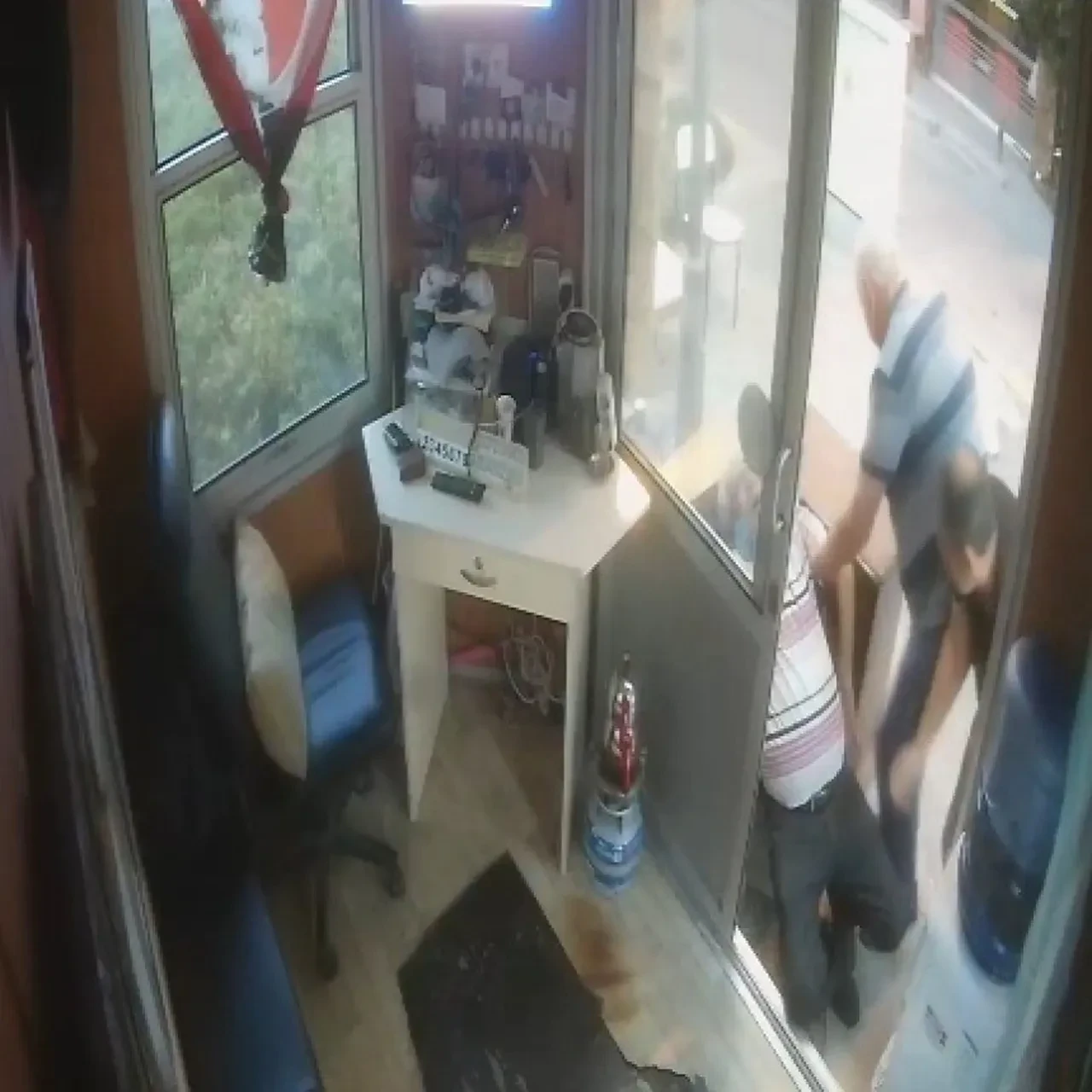 Kalp krizi geçiren arkadaşına yardıma koştu, ikisi birden can verdi! Kahreden anlar kamerada