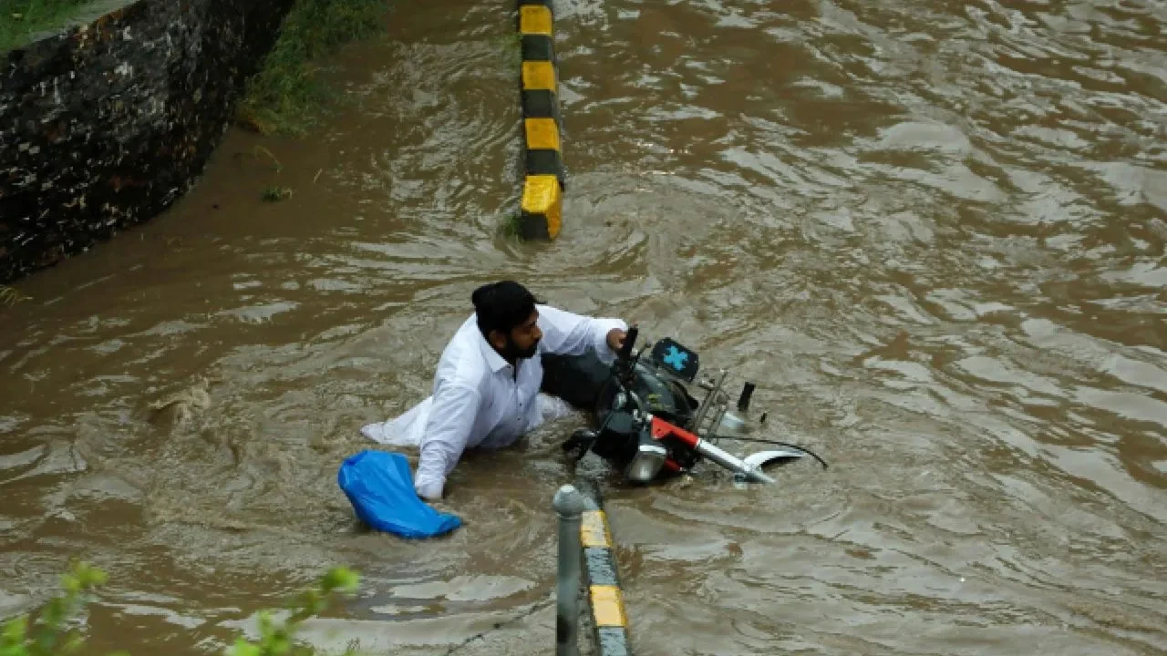 Pakistan'ın muson yağışları felakete yol açtı! Ölü ve yaralılar var