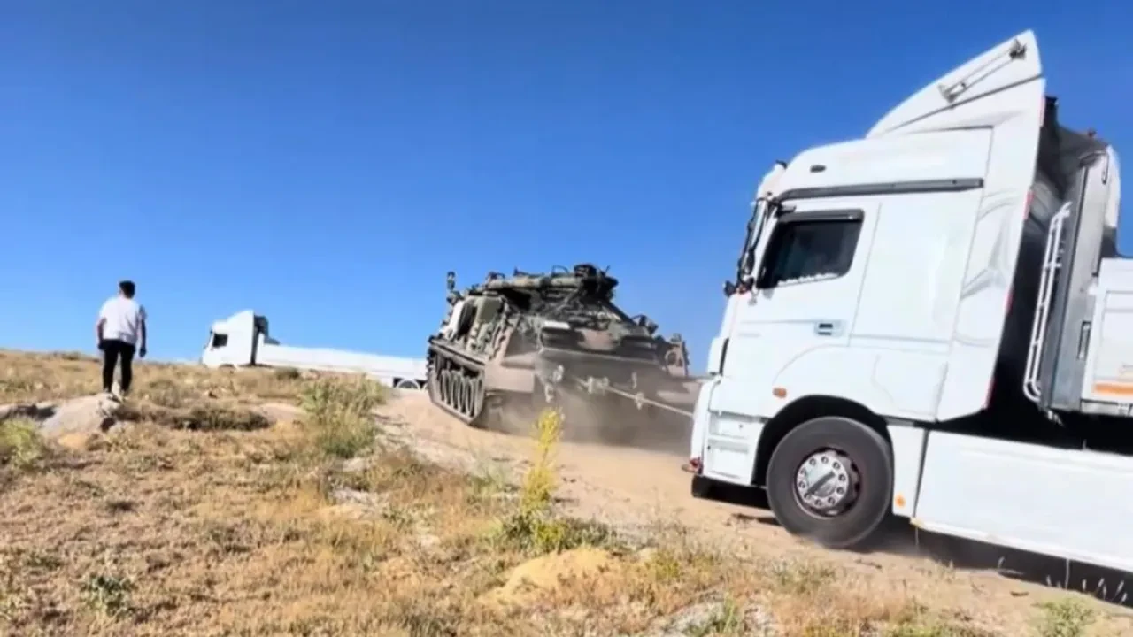 Savaş filmi gibi görüntüler! Yolda kalan TIR'ların imdadına TSK yetişti 
