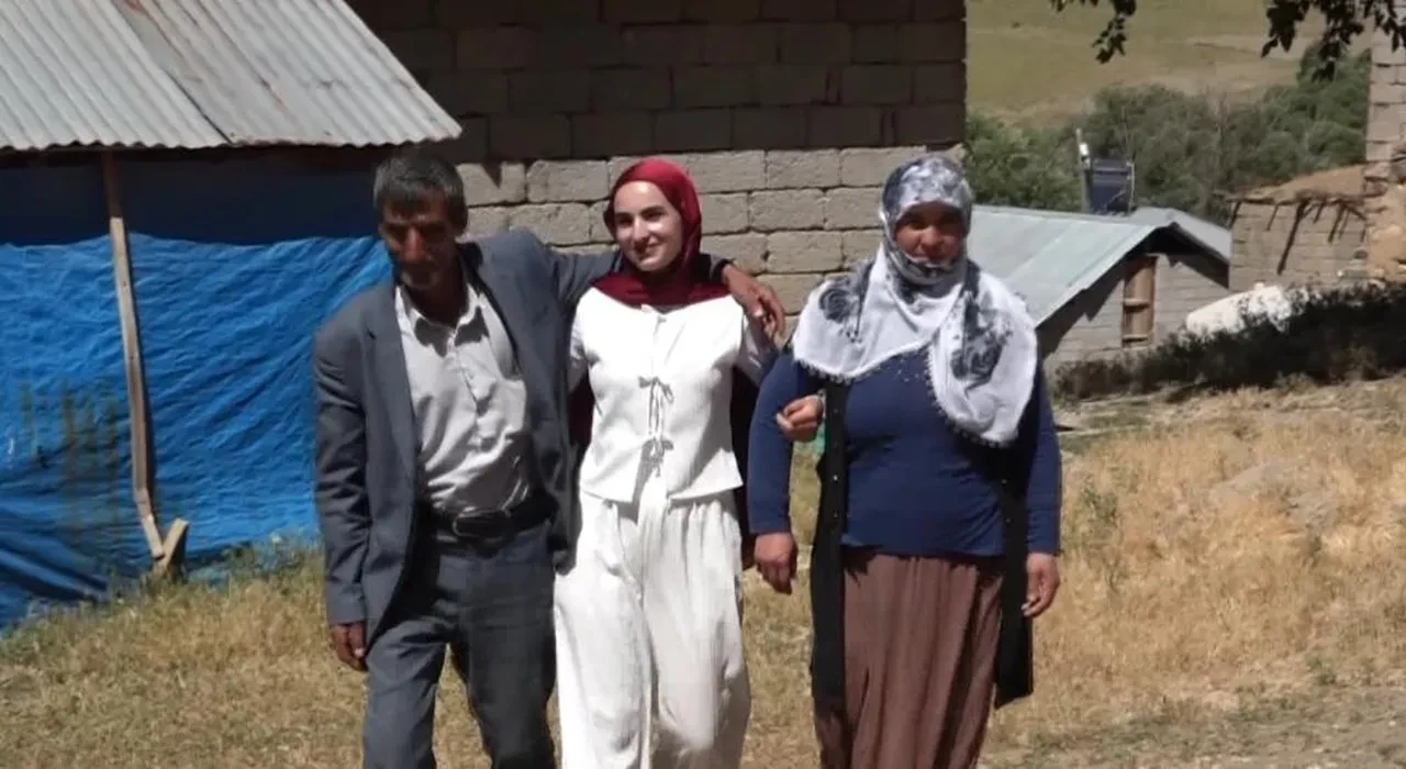 YKS çıkışında kızını çiçeklerle karşılamıştı! Türkiye'nin gönlünü fetheden baba konuştu