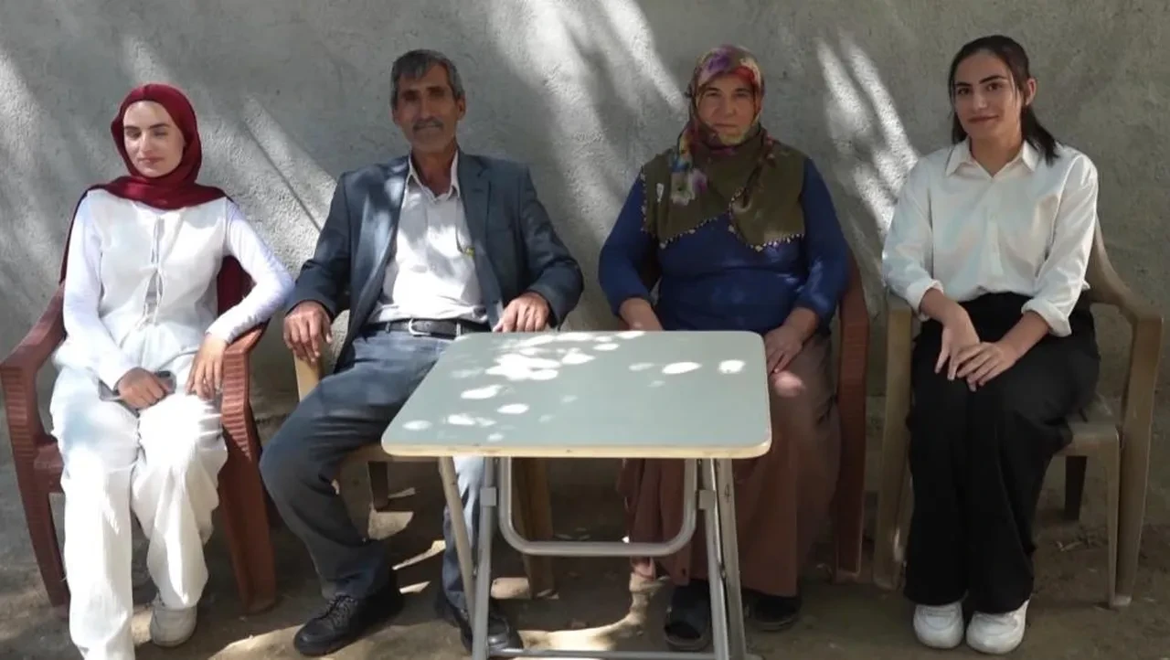 YKS çıkışında kızını çiçeklerle karşılamıştı! Türkiye'nin gönlünü fetheden baba konuştu