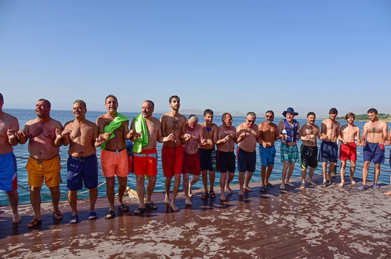 Yüksek sesle müzik dinleyip halay çekenler yandı! Valilik harekete geçti