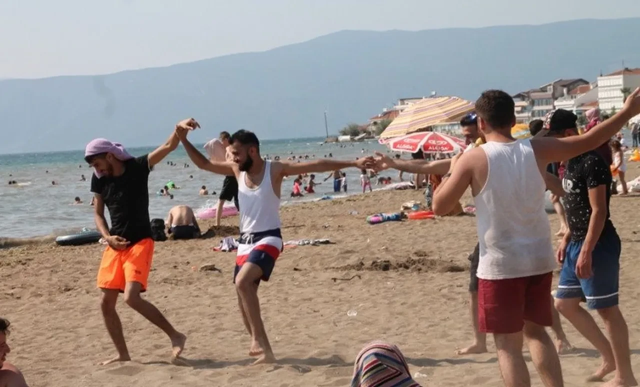 Yüksek sesle müzik dinleyip halay çekenler yandı! Valilik harekete geçti