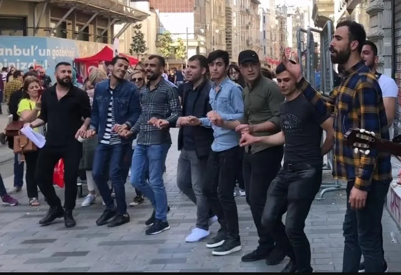 Yüksek sesle müzik dinleyip halay çekenler yandı! Valilik harekete geçti