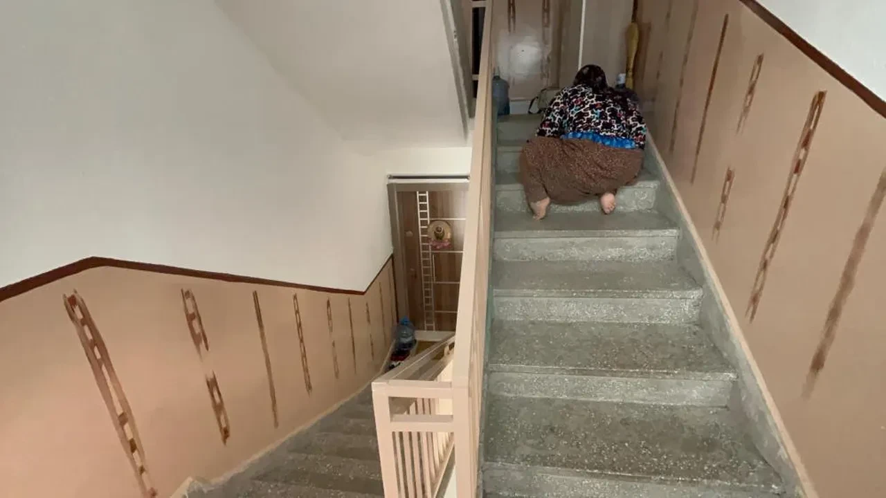 63 yıldır sürünen Hatice teyzenin dramı! Evine 20 dakikada çıkabiliyor, tek isteği engelli asansörü