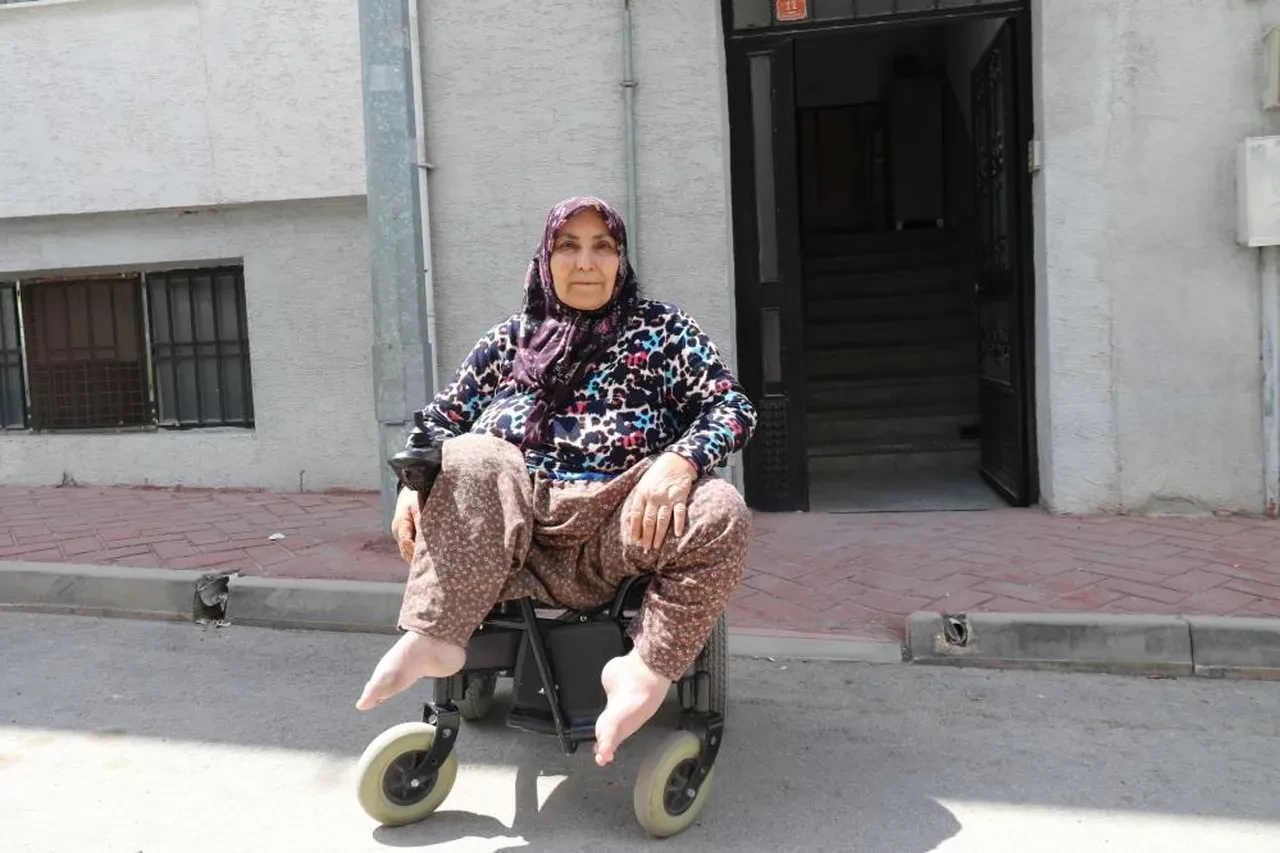 63 yıldır sürünen Hatice teyzenin dramı! Evine 20 dakikada çıkabiliyor, tek isteği engelli asansörü