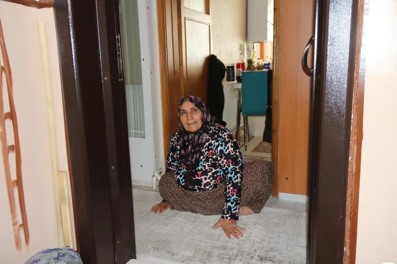 63 yıldır sürünen Hatice teyzenin dramı! Evine 20 dakikada çıkabiliyor, tek isteği engelli asansörü