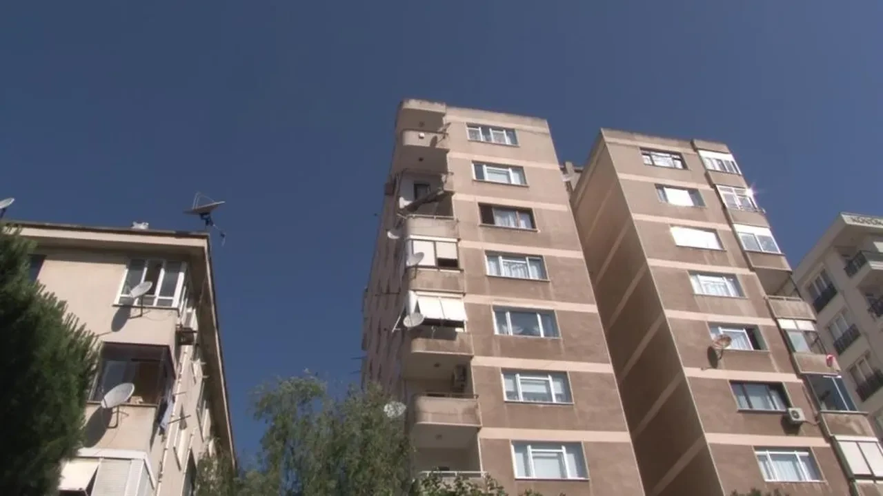 9 katlı binada dehşeti yaşadılar! Deprem olmadan bir anda çöktü