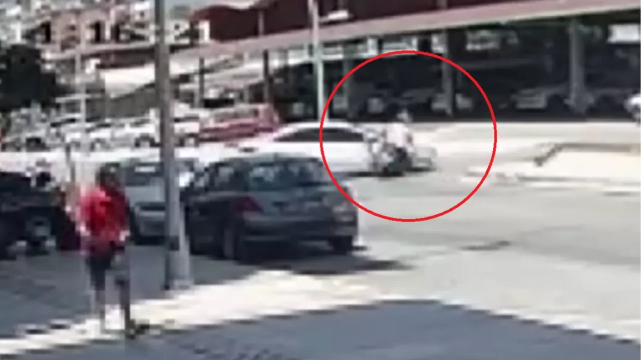 Antalya'da şoke eden kaza! Motosikletle araca ok gibi saplandı